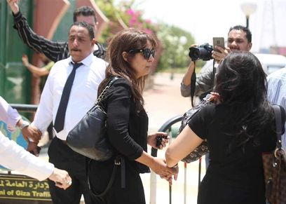 الفنانة حنان في جنازة الفنان علاء عبدالخالق