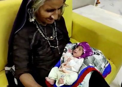 السيدة الهندية السبعينة مع رضيعها