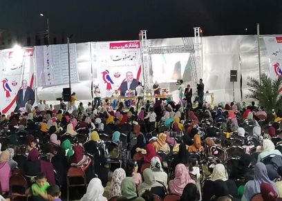 مرشح ينظم مؤتمر للنساء فقط 