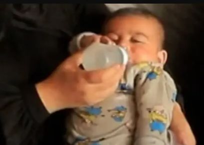 رضيع يتناول الماء بديلا عن الحليب