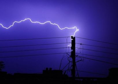 تأثير الأمطار الرعدية على الأجهزة المنزلية- تعبيرية