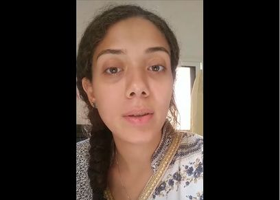 «منى» خلال استغاثتها بمقطع الفيديو لحماية السيدة المسنة