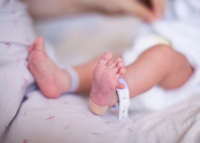 صينية  تضع مولودتها بعد تجاوزها الستون
