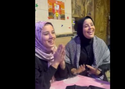 أمنية والاء يمدحون رسول الله خلال انتظارهم الطعام باحد المطاعم