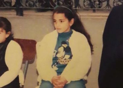 الفنانة درة في مرحلة الطفولة