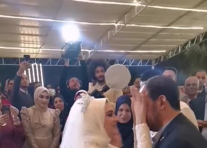 عروس تترجم أغنية للغة الإشارة