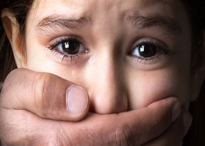 بالفيديو| في وسط الزحمة.. سيدة تخطف طفلة صغيرة على دراجة نارية