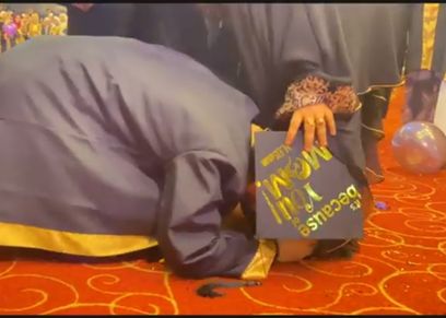 «محمد» يقبل قدم والدته في حفل تخرجه
