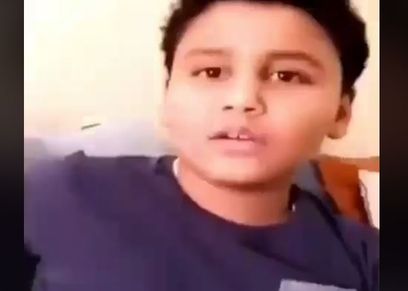 طفل يبكي بسبب وفاة جدته
