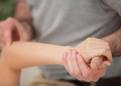 أبرز الأعراض التي تظهر على اليدين
