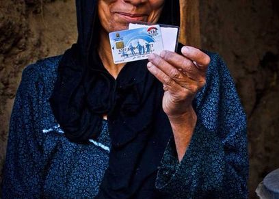سيدة من صعيد مصر تحمل بطاقة تكافل وكرامة