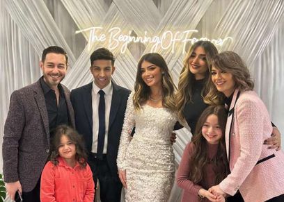 ليلى أحمد زاهر وخطيبها وأسرتها