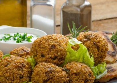 بالفراخ والحواوشي.. أغرب طرق عمل الطعمية