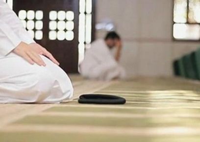 هل  تحريك إصبع السبابة أثناء التشهد سنة؟