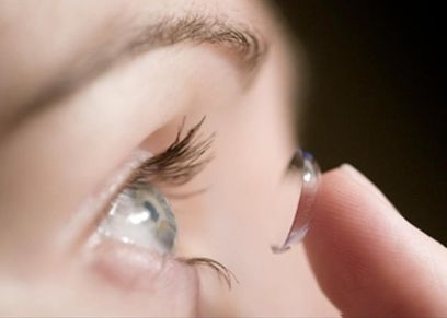 أضرار العدسات اللاصقة