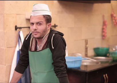 رجال في المطبخ وقت الحظر