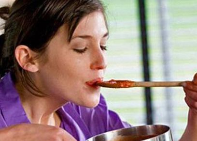 تذوق المرأة للطعام