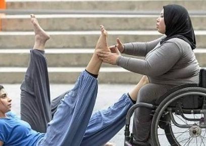 «منة» ترقص على كرسى متحرك