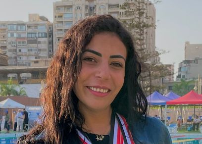 آية عز الفائزة في بطولة العالم للأساتذة لسباحة الزعانف