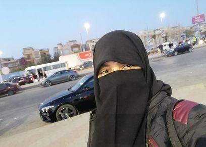 «سمر» خلال بيعها الحلوى في الشارع
