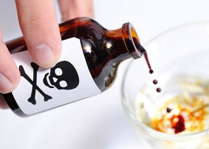 طالبة تضع سم لصديقاتها بسبب الغيرة منهم