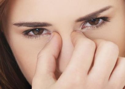 عادات يومية تضر بصحة العين منها..