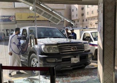 بالفيديو| فتاة سعودية تقتحم مطعم بسيارتها