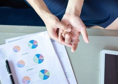 علماء يوضحون أسباب الشعور بألم شديد من جروح الورق