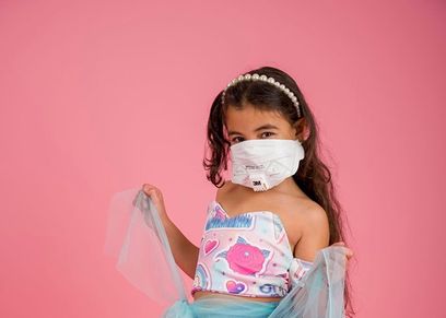 مصممة أزياء توعي الأطفال من خطر كورنا