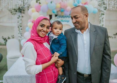 «آية» مع والدها وطفلها