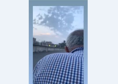 الأب خلال توصيل ابنته