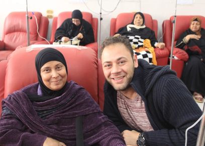 محمد على رزق يدعم مريضات سرطان الثدى