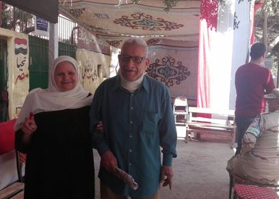 عجوز يساند زوجته الخمسينية في الانتخابات: «لازم نشارك عشان بلدنا»