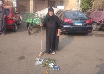 بسيمة يئست من محاولات إعادة ضاعتها فقررت تنظيف الشارع