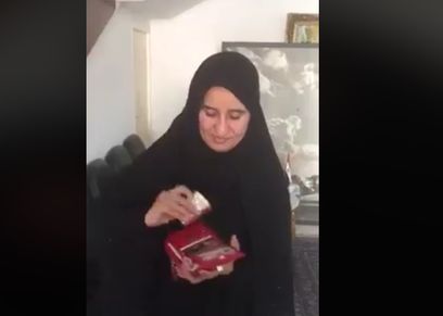 الشيخة لمياء آل خليفة تقدم التمور والقهوة للناخبين في البحرين