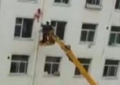 انقاذ طفلة علقت في الطابق السادس