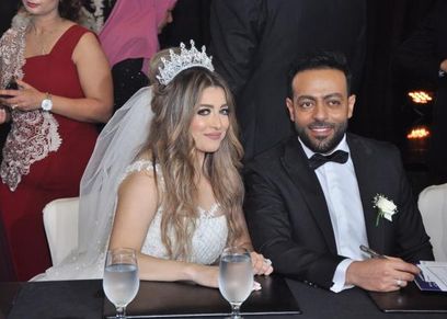 صورة تنفي شائعة انفصال تامر عاشور عن زوجته