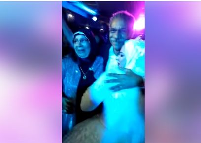 سيد رجب يلبي رغبة إحدى المتابعات ويحضر حفل زفافها