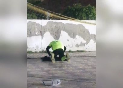 طفل يصلي خلال لعبه كرة القدم