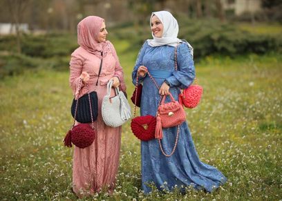 لبنى وهديل تصممان شنطة للملكة رانيا