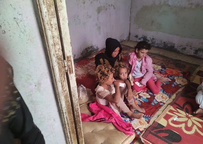 زوجة ضحية عنف زوجها تنام على شريط القطار