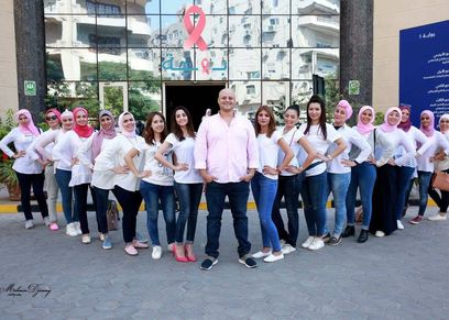 متسابقات ملكة جمال الاناقة مع صاحب الفكرة