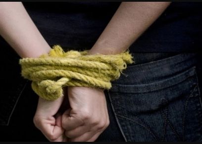 زوج يقود شابا بالحبال إلى قسم الشرطة لمعاكسته لزوجته