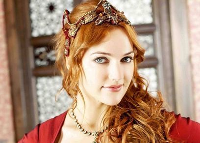 الفنانة التركية مريم أوزرلي