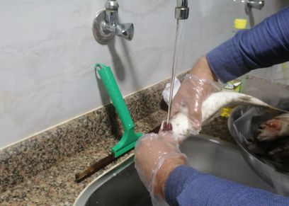 أسهل طريقة تنظيف الفسيخ بالصور - تعبيرية