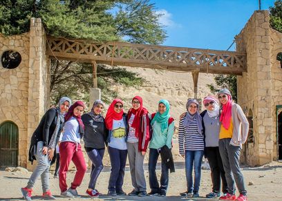 الرحالة ريهام أبو بكر أثناء ورشة الصحراء