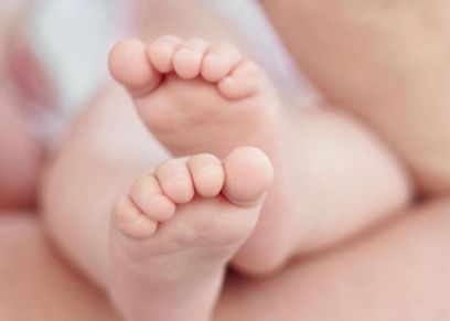 امرأة تضع توأما بعد شهر من ولادة طفلها الأول..