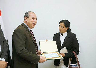 محافظ  كفر الشيخ يكرم حنان صبحى  كنموذج مشرف