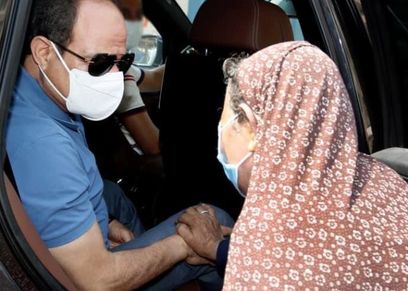 الرئيس السيسي والسيدة المسنة 