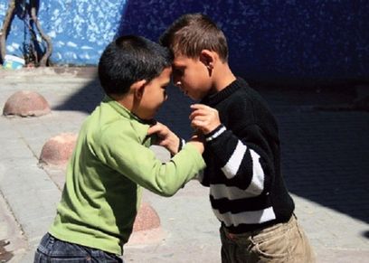 طفل يضرب شقيقه.. أرشيفية